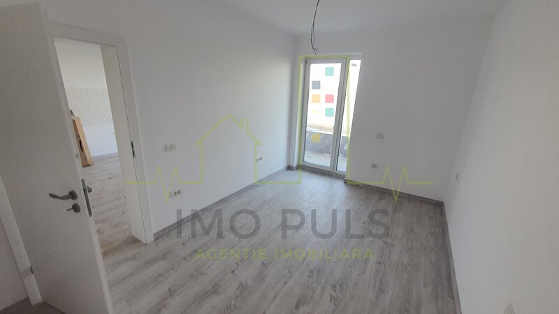 Doua camere, disponibil imediat. bloc nou. balcon 10 mp. parcare inclusa