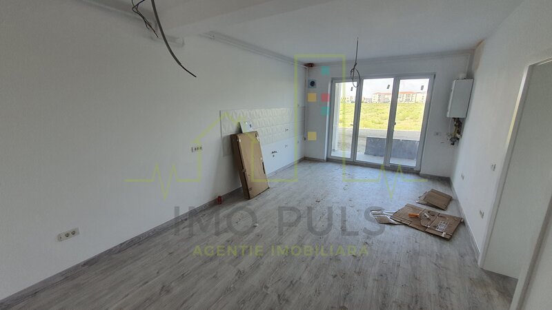 Doua camere, disponibil imediat. bloc nou. balcon 10 mp. parcare inclusa