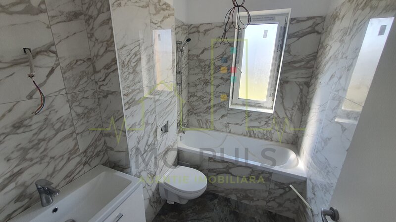 Doua camere, disponibil imediat. bloc nou. balcon 10 mp. parcare inclusa